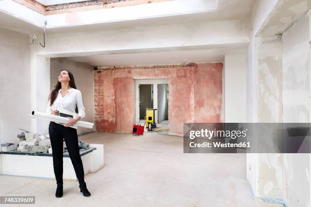 woman in empty apartment looking around - architect on site fotografías e imágenes de stock