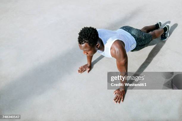 man doing push-ups - flexiones fotografías e imágenes de stock
