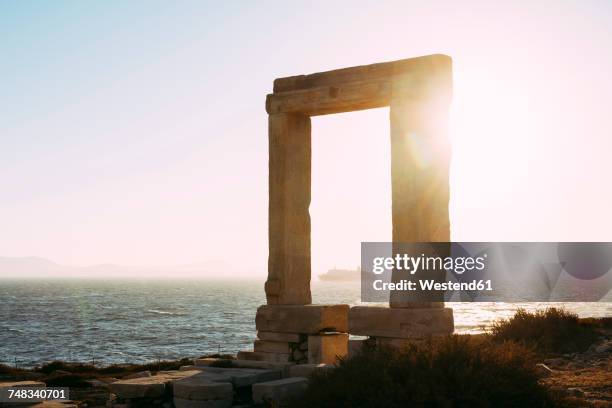 greece, cyclades, naxos, gate to the temple of apollo at sunset - templo de apolo naxos imagens e fotografias de stock
