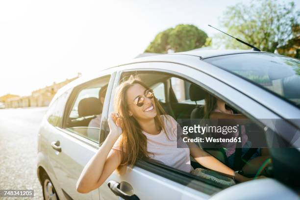 happy friends in car seen from outside - 3 guy friends road trip photos et images de collection