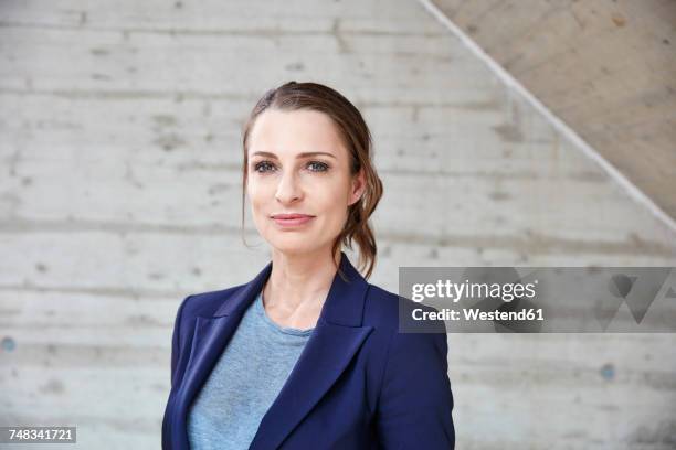 portrait of smiling businesswoman - verkäuferin stock-fotos und bilder