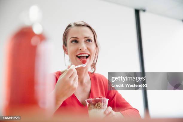 woman having healthy lunch break in office - kantine essen stock-fotos und bilder