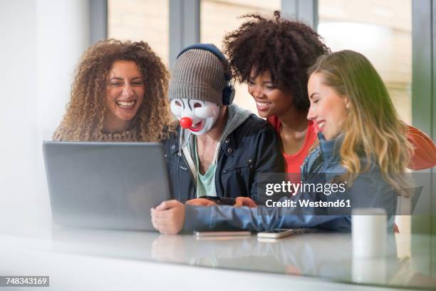 man in office wearing mask sharing laptop with colleagues - odd one out obscure stock pictures, royalty-free photos & images