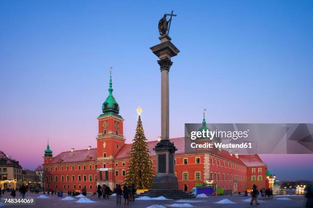 poland, warsaw, royal castle and king sigismund iii vasa column at twilight - royal castle warsaw stock pictures, royalty-free photos & images