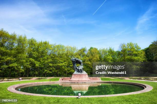 poland, warsaw, royal lazienki park, chopin monument - lazienki park stock pictures, royalty-free photos & images