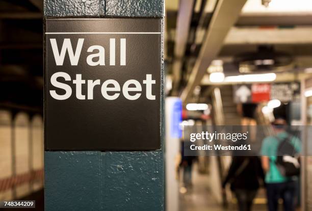 usa, new york, manhattan, wall street sign at underground station - wall street stockfoto's en -beelden