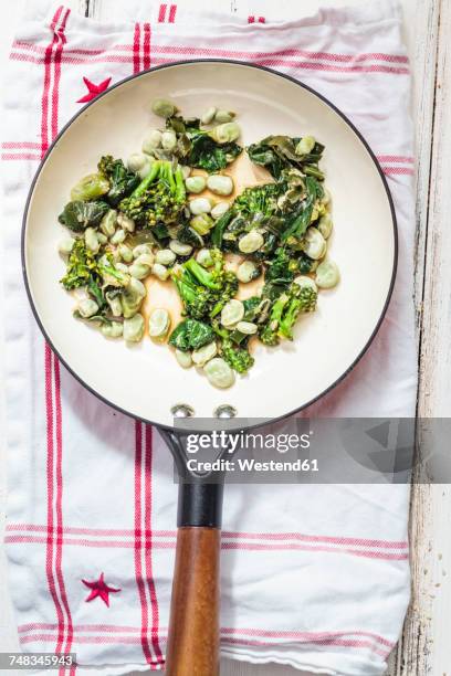 pan with sauteed greens - sauteren stockfoto's en -beelden