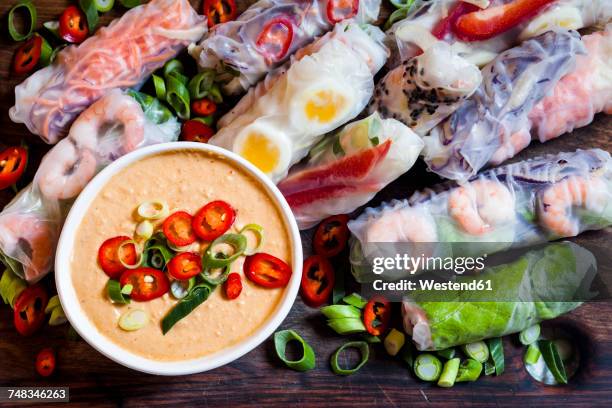 vietnamese summer rolls with prawns and spicy peanut dip - goi cuon stock pictures, royalty-free photos & images