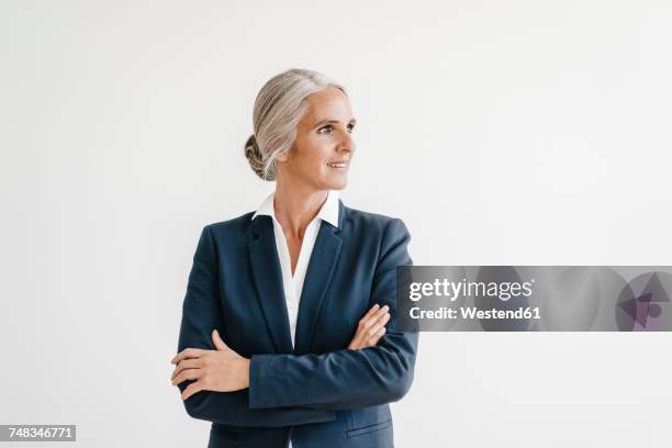 smiling businesswoman looking sideways - mirada de reojo fotografías e imágenes de stock