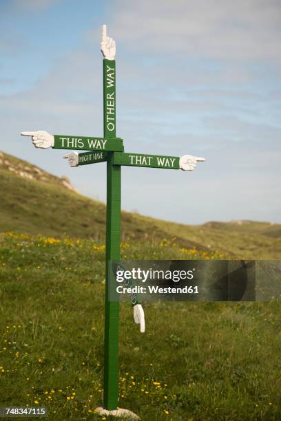 uk, scotland, isle of harris, abstruse sign post - irony fotografías e imágenes de stock