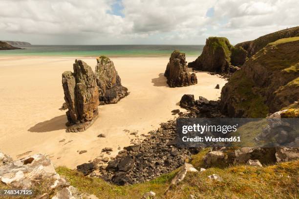 uk, scotland, isle of lewis, view to sandy beach with rocks - outer hebrides stock pictures, royalty-free photos & images