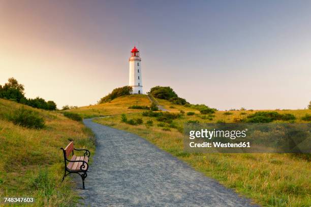 germany, hiddensee, dornbusch lighthouse on the schluckswiek at twilight - hiddensee photos et images de collection