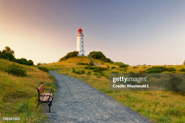 germany, hiddensee, dornbusch lighthouse on the schluckswiek at twilight - mecklenburg vorpommern - fotografias e filmes do acervo