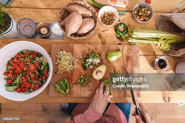 man chopping vegetables in the kitchen, top view - küchenarbeitsplatte stock-fotos und bilder