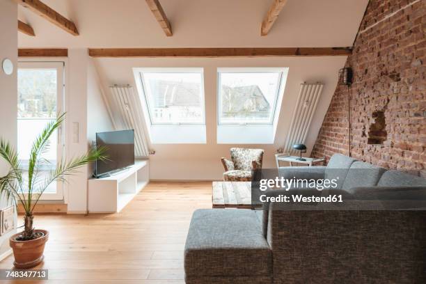 modern living room - dachgeschoß stock-fotos und bilder