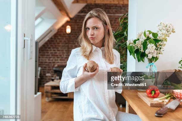 portrait of woman in the kitchen - funny vegetable stockfoto's en -beelden