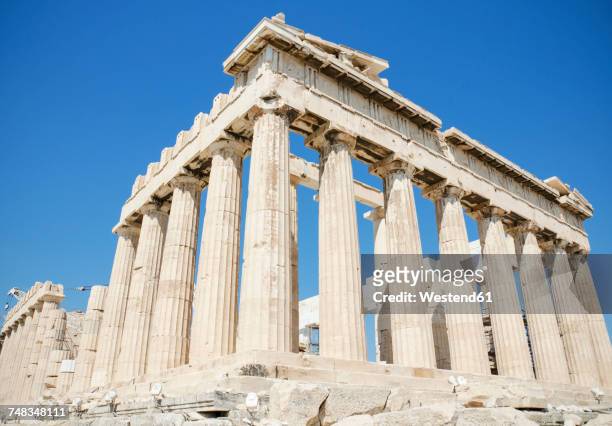 greece, athens, view to parthenon temple on the acropolis - parthenon athens imagens e fotografias de stock