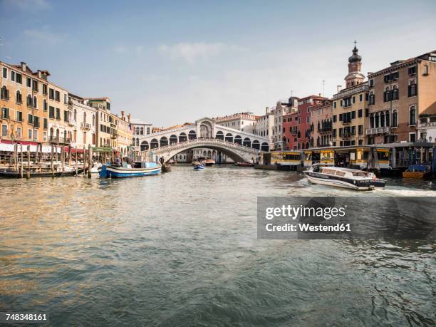 italy, venice, oiew of canal grande and rialto bridge - rialto bridge stock pictures, royalty-free photos & images