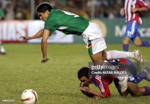 Carlos Bonet de Paraguay comete falta a Jaime Moreno de Bolivia durante un partido amistoso entre ambas selecciones el 20 de junio de 2007 en el...