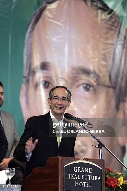 Alvaro Colom, candidato presidencial de la Unidad Nacional de la Esperanza presenta su Plan de Gobierno en Ciudad de Guatemala, el 20 de junio de...