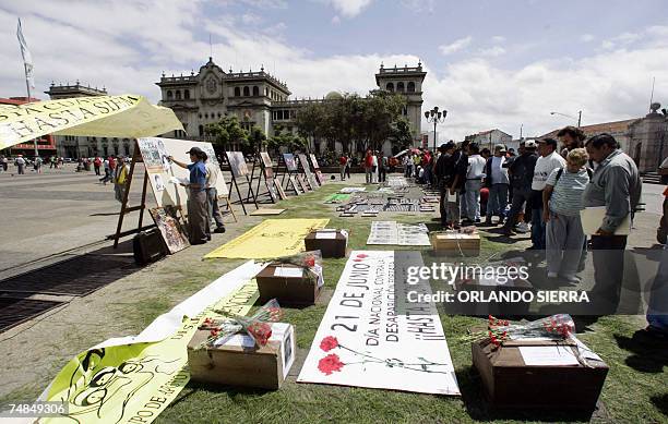 Guatemala City, GUATEMALA: Ataudes y fotos de victimas del conflicto armado en Guatemala son expuestos en la Plaza de La Constitucion en Ciudad de...