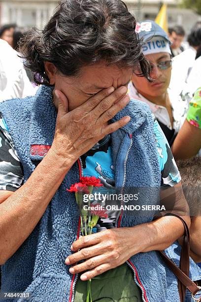 Guatemala City, GUATEMALA: Jacoba Cian llora al recordar a su hija Angela Miriam del Cid, una de las tantas victimas del conflicto armado en...