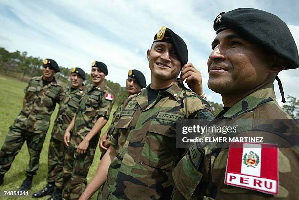 Tegucigalpa, HONDURAS: Un grupo de oficiales del Ejercito de Peru sonrien durante la ceremonia de inicio del ejercicio militar ''Fuerzas Comando...