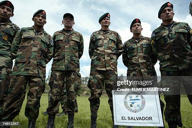 Tegucigalpa, HONDURAS: Un grupo de oficiales del Ejercito de El Salvador sonrien durante la ceremonia de inicio del ejercicio militar ''Fuerzas...