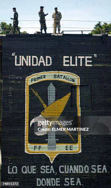 Tegucigalpa, HONDURAS: Dos oficiales del ejercito de Honduras y uno del ejercito de Estados Unidos vigilan desde una torre de entrenamiento militar...