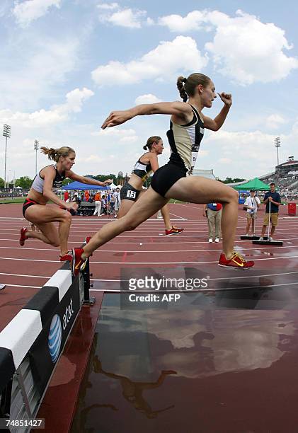Indianapolis, UNITED STATES: Athletes race during the Women's 3000m Steeplechase at the 2007 AT&T US Outdoor Track and Field Championships 21 June...