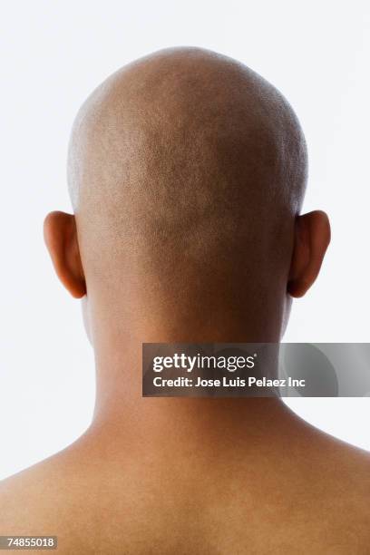 rear view of bald hispanic man - helemaal kaal stockfoto's en -beelden
