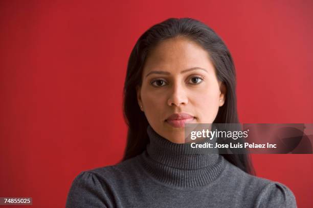 hispanic woman wearing sweater - 30 39 jaar stockfoto's en -beelden