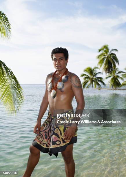 pacific islander man in traditional dress on beach - sarong imagens e fotografias de stock
