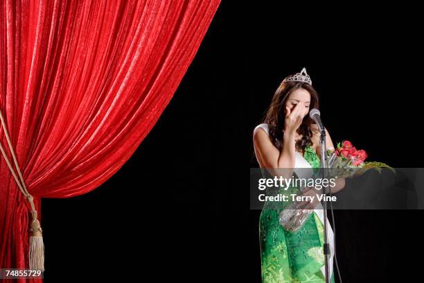 hispanic beauty pageant winner crying on stage - concurso fotografías e imágenes de stock