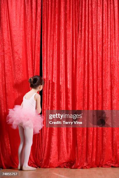 asian girl in ballet outfit peeking through curtain - 怯場 個照片及圖片檔