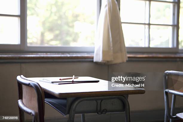 table in elementary school classroom - strumento per scrivere foto e immagini stock