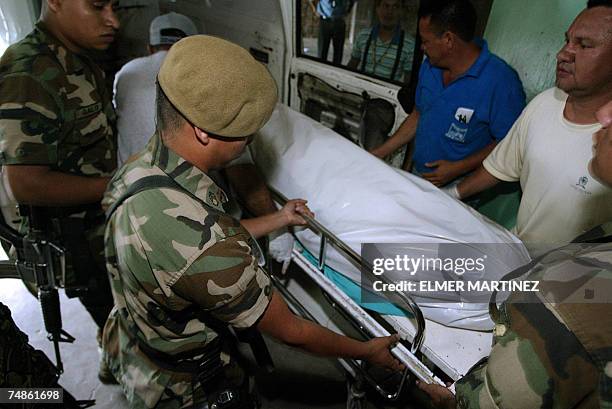 Tegucigalpa, HONDURAS: Soldados del ejercito de Honduras cargan una camilla con el cuerpo del capitan Alejandro Motino en la sala de emergencia de un...