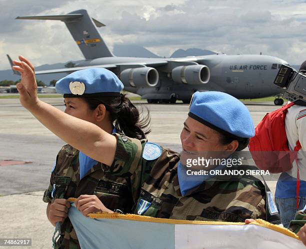 Guatemala City, GUATEMALA: La soldado Julia de Jesus Turcios saluda a familiares tras arribar a la rampa de la Fuerza Aerea Guatemalteca , al sur de...