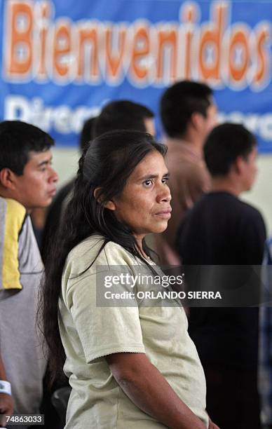 Guatemala City, GUATEMALA: Una mujer se apresta a abandonar las instalaciones de la Fuerza Aerea Guatemalteca , en la periferia sur de Ciudad de...