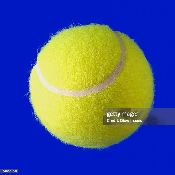 close-of a tennis ball - balle de tennis photos et images de collection