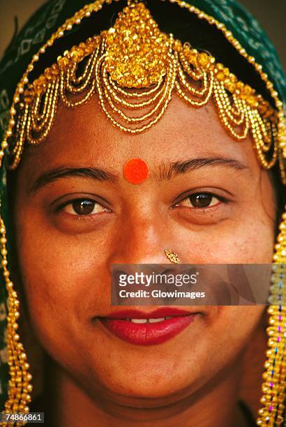 portrait of a mid adult woman smiling, jaipur, rajasthan, india - bindi stock-fotos und bilder