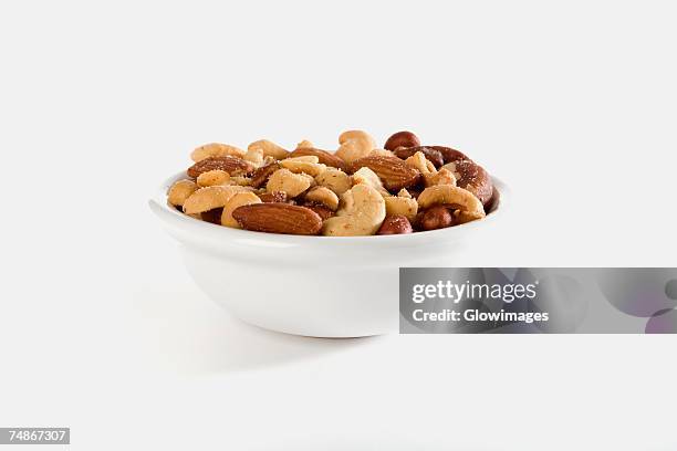 close-up of dry fruits in a bowl - amendoim noz - fotografias e filmes do acervo