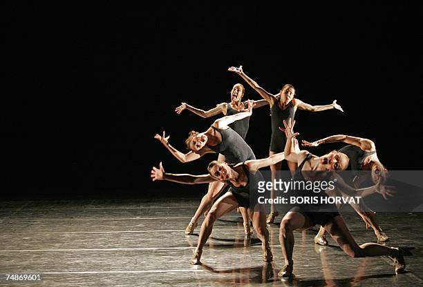 Dancers of the "Nederlands Dans Theater" perform "Falling Angels" directed by Czech Jiri Kylian, 22 June 2007 during the 12th Festival of Marseille,...