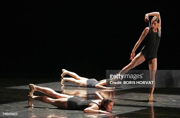 Dancers of the "Nederlands Dans Theater" perform "Falling Angels" directed by Czech Jiri Kylian, 22 June 2007 during the 12th Festival of Marseille,...