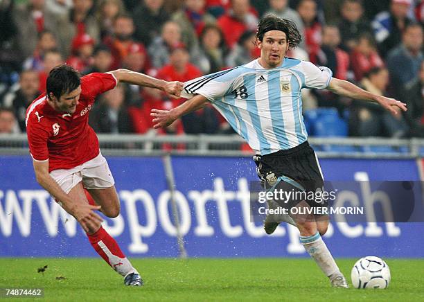 Copa America - Lionel Messi: le retour de la petite merveille " Picture dated 02 June 2007 of Argentina's Lionel Messi fighting for the ball with...