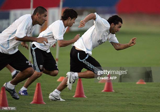 Argentine footballers Daniel Diaz, Pablo Aimar and Carlos Tevez run during a training session in Maracaibo, Venezuela, on June 24th, 2007. Argentina...