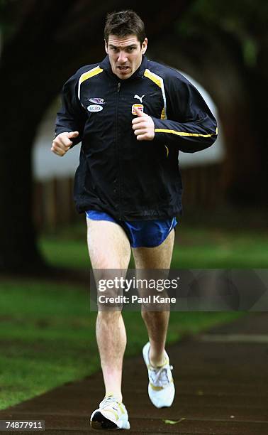 Quinten Lynch runs laps during a West Coast Eagles AFL recovery session at Mueller Park on June 25, 2007 in Perth, Australia.