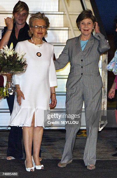 President Abdoulaye Wade's wife Viviane pose with US First Lady Laura Bush upon her arrival 25 June 2007 at Leopold Sedar Senghor International...