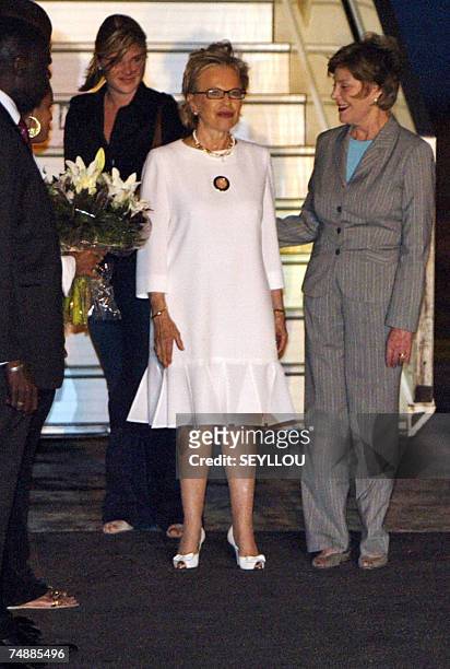 President Abdoulaye Wade's wife Viviane pose with US First Lady Laura Bush upon her arrival 25 June 2007 at Leopold Sedar Senghor International...