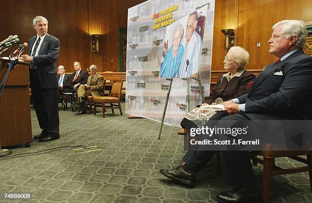 Bob Graham, D-Fla., at podium, and Sen. John D. Rockefeller IV, D-W.Va., Sen. Max Cleland, D-Ga., Sen. Zell Miller, D-Ga., Norma Norris, of...